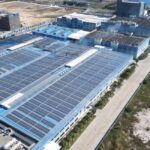 Qui verse la prime à l'autoconsommation photovoltaïque et comment ne pas attendre un an de trop ? Technicien installant des panneaux solaires photovoltaïques sur toiture résidentielle ensoleillée