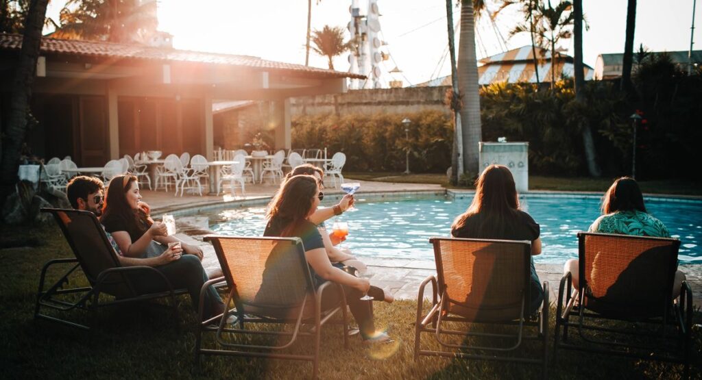 Panneau solaire thermique artisanal posé près d'une piscine extérieure ensoleillée
