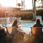 Panneau solaire thermique artisanal posé près d'une piscine extérieure ensoleillée
