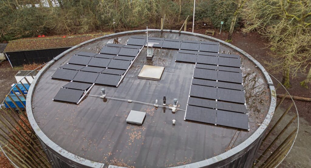Installation de chauffe-eau solaire thermodynamique sur toiture maison individuelle