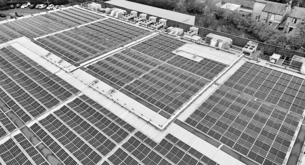 Kit chauffe-eau solaire posé sur toiture inclinée avec capteurs thermiques et ballon