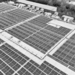 Kit chauffe-eau solaire posé sur toiture inclinée avec capteurs thermiques et ballon