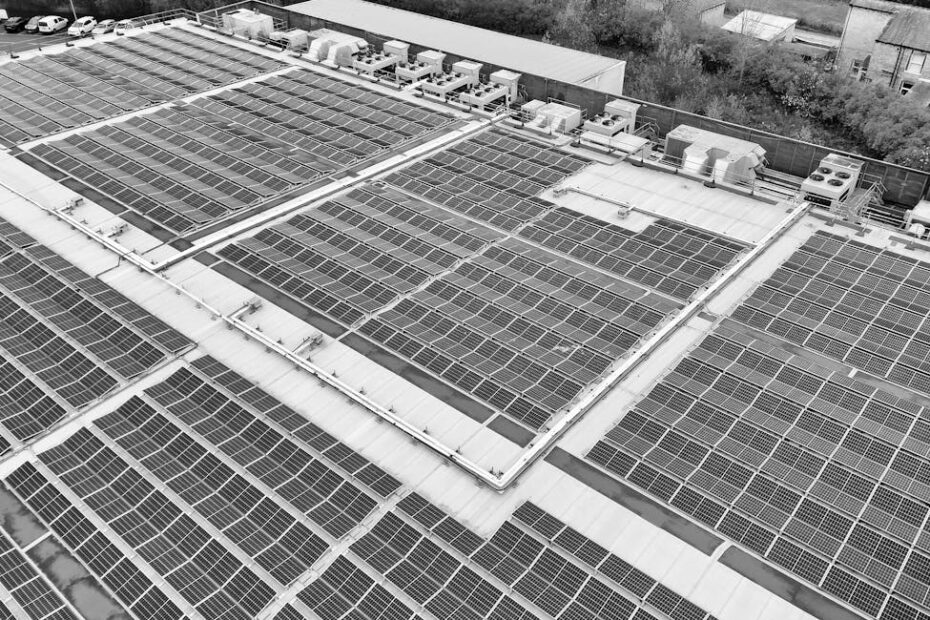 Kit chauffe-eau solaire posé sur toiture inclinée avec capteurs thermiques et ballon