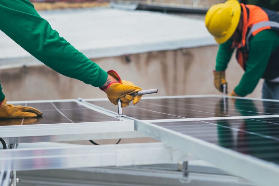 Capteurs solaires thermiques installés sur toit tuiles maison individuelle France