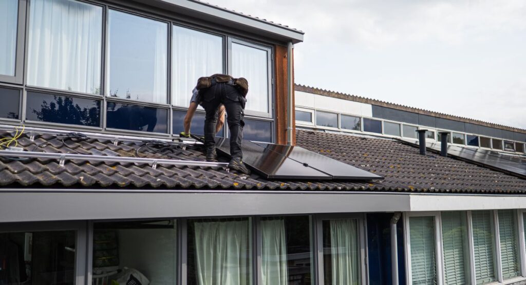 Panneau solaire thermique sur toiture inclinée avec ballon d'eau chaude extérieur