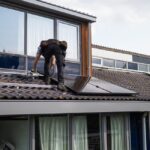 Panneau solaire thermique sur toiture inclinée avec ballon d'eau chaude extérieur