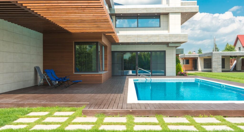 Panneaux photovoltaïques installés sur toit orienté sud pour alimenter pompe à chaleur de piscine extérieure
