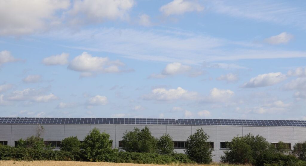 Panneaux solaires thermiques sur toiture avec unité pompe à chaleur extérieure