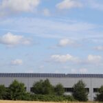 Panneaux solaires thermiques sur toiture avec unité pompe à chaleur extérieure
